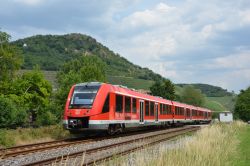 Dieseltriebwagen LINT 81 Deutsche Bahn DB Baureihe 620 auf der Ahrtalbahn bei Heimersheim mit Berg Landskrone