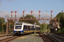 Dieseltriebwagen LINT 54 erixx Baureihe 622 in Bad Harzburg mit Stellwerk und Signalbrücke mit Formsignalen / Flügelsignalen