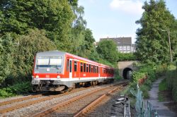 Dieseltriebwagen Baureihe 628 Deutsche Bahn DB auf der Strecke Solingen - Wuppertal - Remscheid am Tunnelportal in Solingen-Grünewald