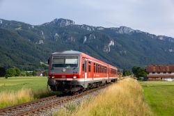 Dieseltriebwagen Baureihe 628 Deutsche Bahn DB auf der Chiemgau-Bahn Prien - Aschau vor der Kampenwand