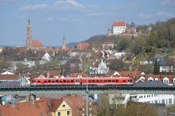 Dieseltriebwagen Baureihe 628 Deutsche Bahn DB in Landshut mit Burg Trausnitz und Kirche