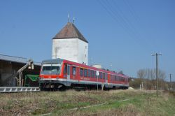 Dieseltriebwagen Baureihe 628 Deutsche Bahn DB auf der Rotttalbahn in Hebertsfelden mit Silo und Telegrafenmasten