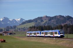 Dieseltriebwagen Alstom LINT 41 der Bayerische Regiobahn BRB auf der Strecke nach Füssen bei Weizern-Hopferau mit Bergen und Burgruine Eisenberg