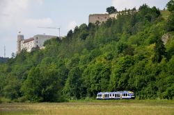 Dieseltriebwagen LINT 41 BRB Bayerische Regiobahn auf der Strecke Eichstätt Bahnhof - Eichstätt Stadt mit Burg (Willibaldsburg)