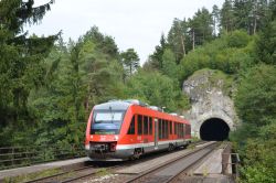 Dieseltriebwagen LINT 41 Deutsche Bahn DB Baureihe 648 im Pegnitztal Strecke Neuhaus (Pegnitz) - Nürnberg mit Tunnelportal