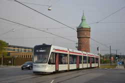 Stadler Variobahn der Straßenbahn Aarhus in Dänemark mit Wasserturm