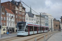 Variobahn der Straßenbahn Aarhus in Dänemark am Rande der Altstadt