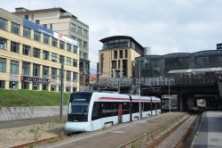 Stadler Tango der Stadtbahn Aarhus verlässt den Hauptbahnhof
