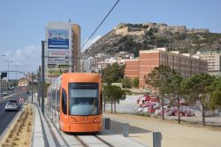 Straßenbahn Alicante mit Festung
