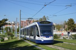 Metro Sul do Tejo Almada bei Lissabon Siemens Combino Plus Straßenbahn auf Rasengleis