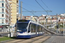 Metro Sul do Tejo Siemens Combino Plus Stadtbahn in Almada an der Station Cova da Piedade