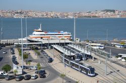 Metro Sul do Tejo Almada Siemens Combino Plus Tram am Hafen an der Umsteigehaltestelle Cacilhas mit Lissabon im Hintergrund