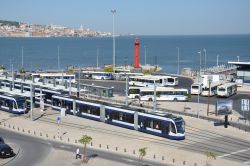Metro Sul do Tejo Siemens Combino Plus Stadtbahn Almada mit Leuchtturm am Tejo und Lissabon