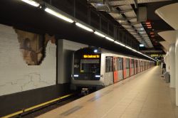 Metro Amsterdam Station Nieuwmarkt mit Alstom Metropolis U-Bahnzug