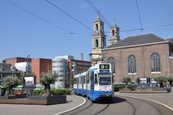 Straßenbahn Amsterdam Typ LHB 9G mit Kirche