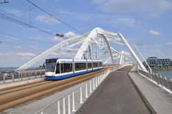 Siemens Combino Tram der GVB Amsterdam auf der Enneus Heermabrug von Steigereiland