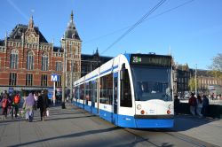 Straßenbahn Siemens Combino der GVB Amsterdam vor dem Hauptbahnhof Amsterdam CS (Centraal Station)