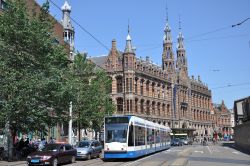 Siemens Combino Tram der GVB Amsterdam nahe der Haltestelle Dam / Raadhuisstraat