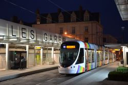 Nachtaufnahme der Straßenbahn Citadis 302 Tram Angers im System APS am Bahnhof Les Gares