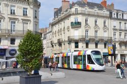 Straßenbahn Citadis 302 Tram Angers in der Fußgängerzone an der Station Ralliement