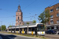 Straßenbahn Antwerpen Hermelijn Tram mit Kirche Sint-Bartholomeuskerk