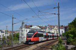 Eletrotriebwagen Bombardier Talent Reihe 4024 der ÖBB Österreich als Linie S45 der S-Bahn Wien in Gersthof mit alten Stadthäusern