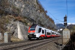 Eletrotriebwagen Siemens Desiro ML Reihe 4748 Tirol Design in Kufstein mit Felswand