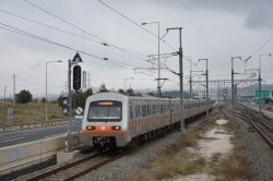 U-Bahn Athen Metro Zweisystemzug von Hyundai Rotem auf der Strecke zum Flughafen in Peania-Kantza