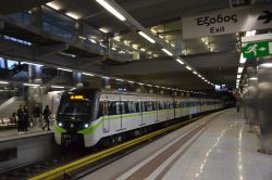 U-Bahn Athen Metro Zug von Hyundai Rotem in der Station Aghios Antonios