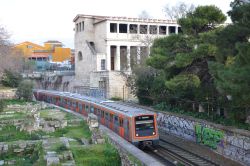 U-Bahn Athen Metro Linie 1 nach Piräus zwichen Monastiraki und Thissio