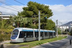 Straßenbahn Athen Ansaldo Sirio Tram auf Rasengleis