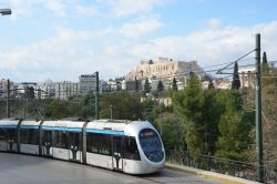 Straßenbahn Athen Ansaldo Sirio Tram mit Akropolis