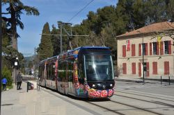 Straßenbahn Citadis Compact Tram Aubagne an der Haltestelle Château Blanc