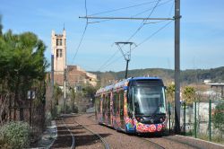 Straßenbahn Citadis Compact Tram Aubagne mit Turm der Kirche Saint-Jean-Marie-Vianney