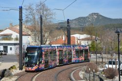Straßenbahn Citadis Compact Tram Aubagne Frankreich mit Bergen im Hintergrund