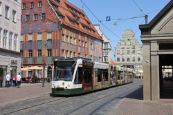 Straßenbahn Siemens Combino Augsburg am Moritzplatz in der Fußgängerzone