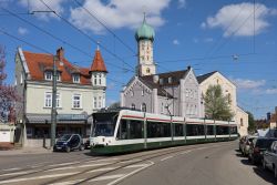 Tram Augsburg Typ Siemens Combino in Lechhausen mit Kirche