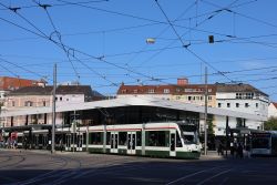 Tram Augsburg Typ Siemens Combino an der Umsteigehaltestelle Königsplatz