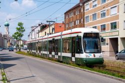Straßenbahn Augsburg Typ Bombardier Cityflex an der Kulturstraße Richtung Lechhausen