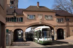 Straßenbahn Augsburg Flexity Outlook Tram passiert das Stadttor Fischertor