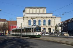 Straßenbahn Augsburg Düwag M8C am Theater