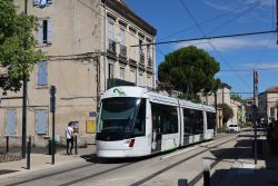 Straßenbahn Citadis Compact Tram Avignon Frankreich in enger Straße