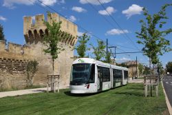 Straßenbahn Citadis Compact Tram Avignon mit Stadtmauer und Turm