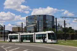 Straßenbahn Citadis Compact Tram Avignon mit modernem Haus