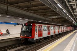 U-Bahn Barcelona Metro Linie L5 in der Station Ernest Lluch