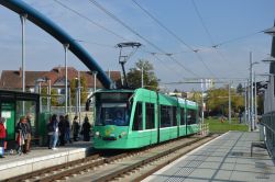 Straßenbahn Siemens Combino Tram Basel in Deutschland an der Haltestelle Weil am Rhein Bahnhof 