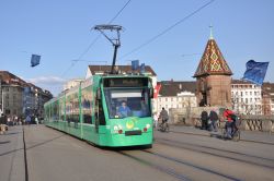 Straßenbahn Siemens Combino Tram Basel auf der Rheinbrücke vor der Schifflände