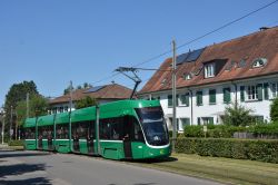 Straßenbahn Bombardier Flexity 2 Tram BVB Basel auf der Strecke ins Bruderholz