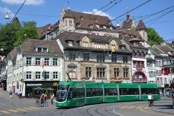 Straßenbahn Bombardier Flexity 2 Tram Basel am Barfüsserplatz in der Altstadt