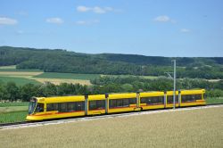 Straßenbahn Stadler Tango Tram Basel der BLT Baselland Transport auf der Überlandstrecke bei Leymen in Frankreich